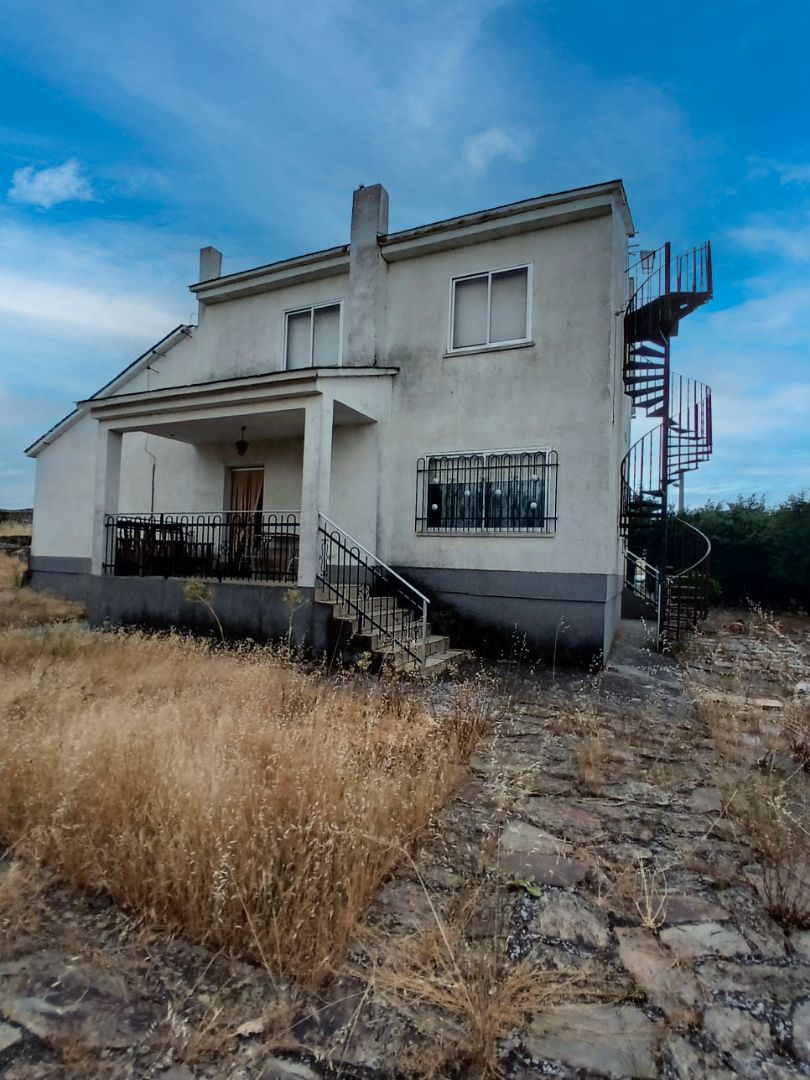 Vista exterior de Casa o xalet en venda en Aldeavieja de Tormes amb Moblat