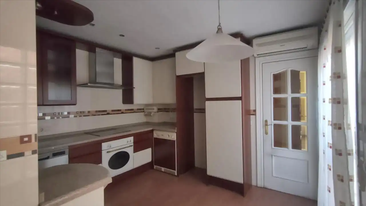 Cocina de Piso en venta en Ciudad Real con Calefacción, Parquet y Trastero