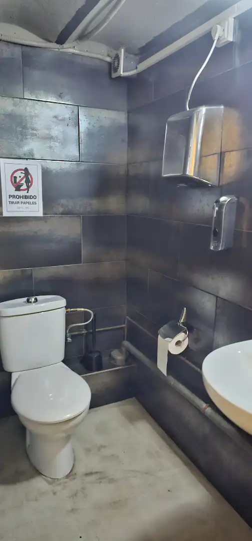 Baño de Local en venta en Barcelona con Aire acondicionado, Terraza y Amueblado