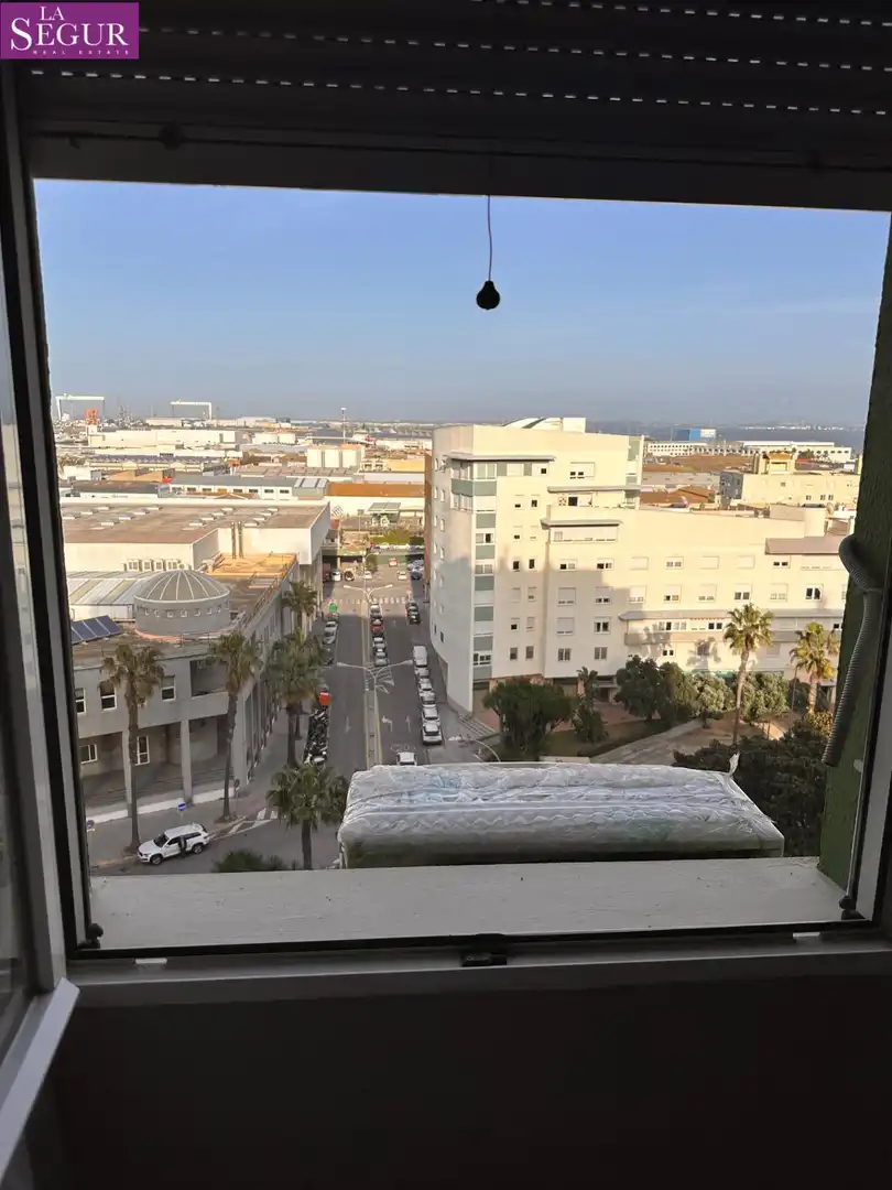 Vista exterior de Piso en venta en Cádiz con Calefacción