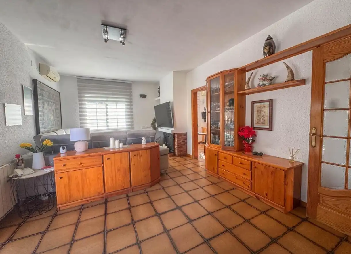 Sala de estar de Casa o chalet en venta en Sant Esteve Sesrovires con Aire acondicionado, Calefacción y Jardín privado