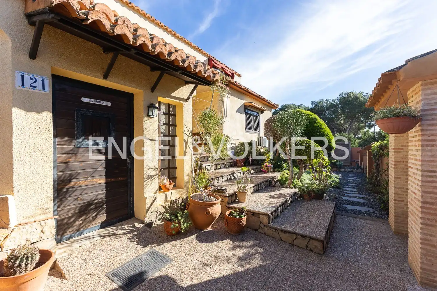 Vista exterior de Casa o xalet en venda en Riba-roja de Túria amb Aire condicionat, Calefacció i Jardí privat