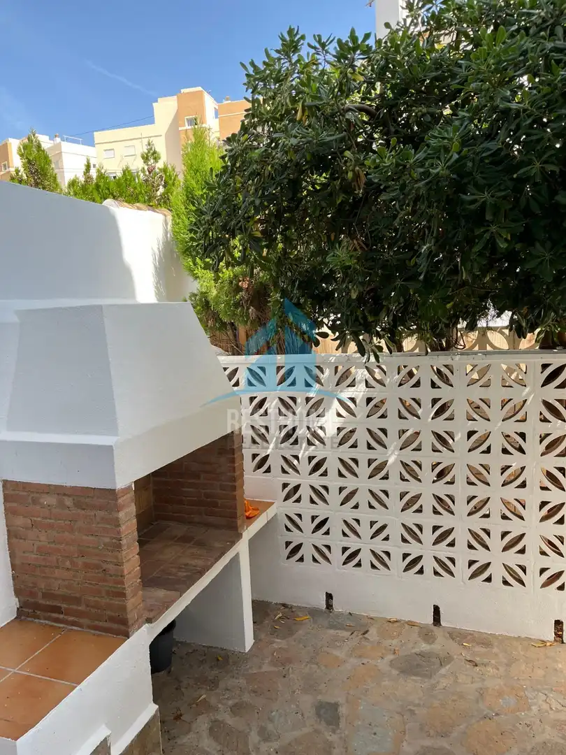 Vista exterior de Casa adosada en venda en Sueca amb Jardí privat, Terrassa i Traster