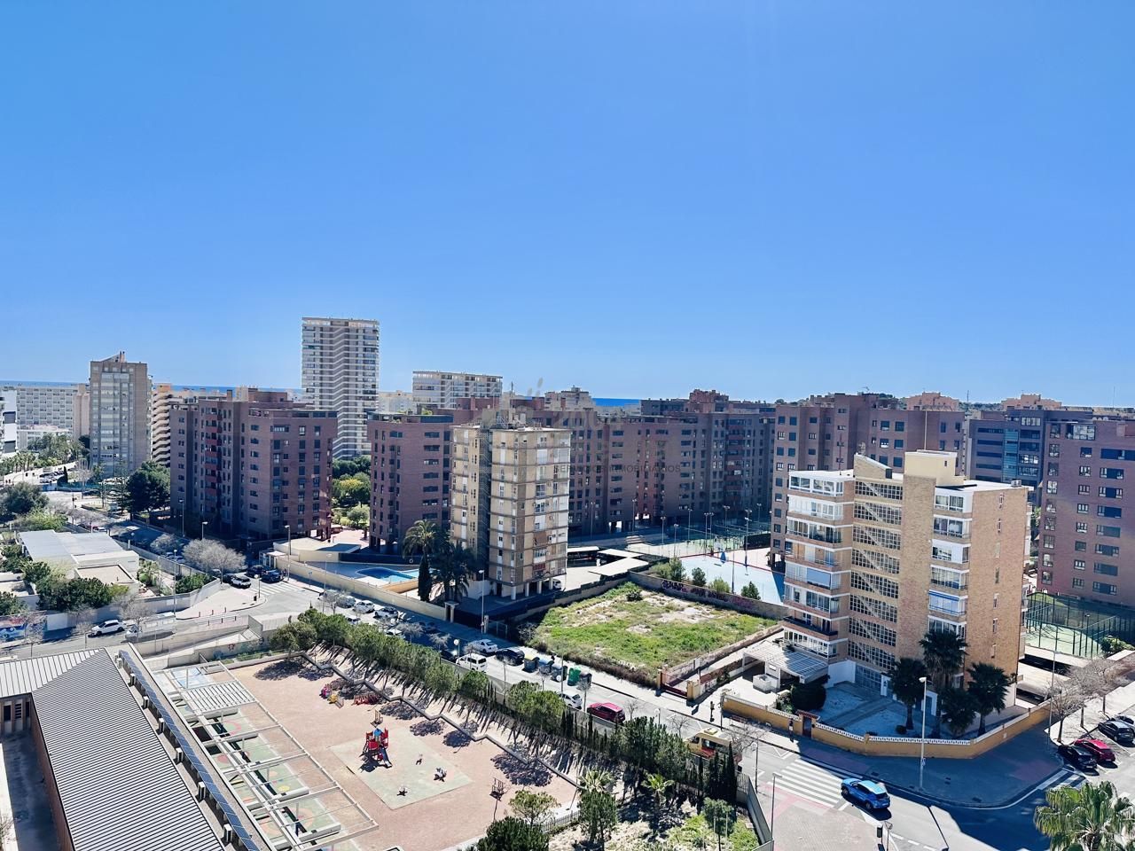 Vista exterior de Pis en venda en Alicante / Alacant amb Terrassa, Moblat i Piscina comunitària