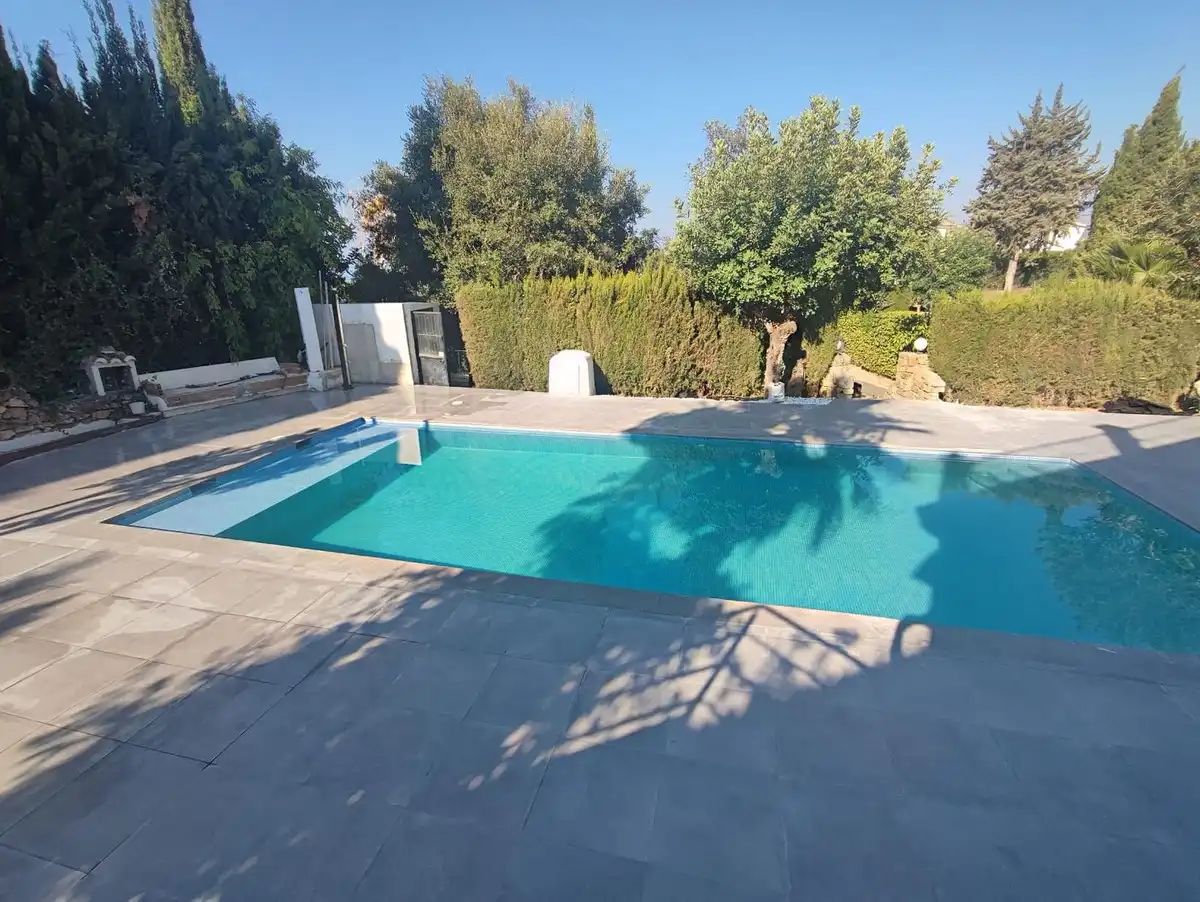 Piscina de Casa adosada en venda en Marbella amb Aire condicionat, Terrassa i Traster