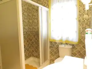 Bany de Casa o xalet en venda en Dos Hermanas amb Aire condicionat, Jardí privat i Terrassa