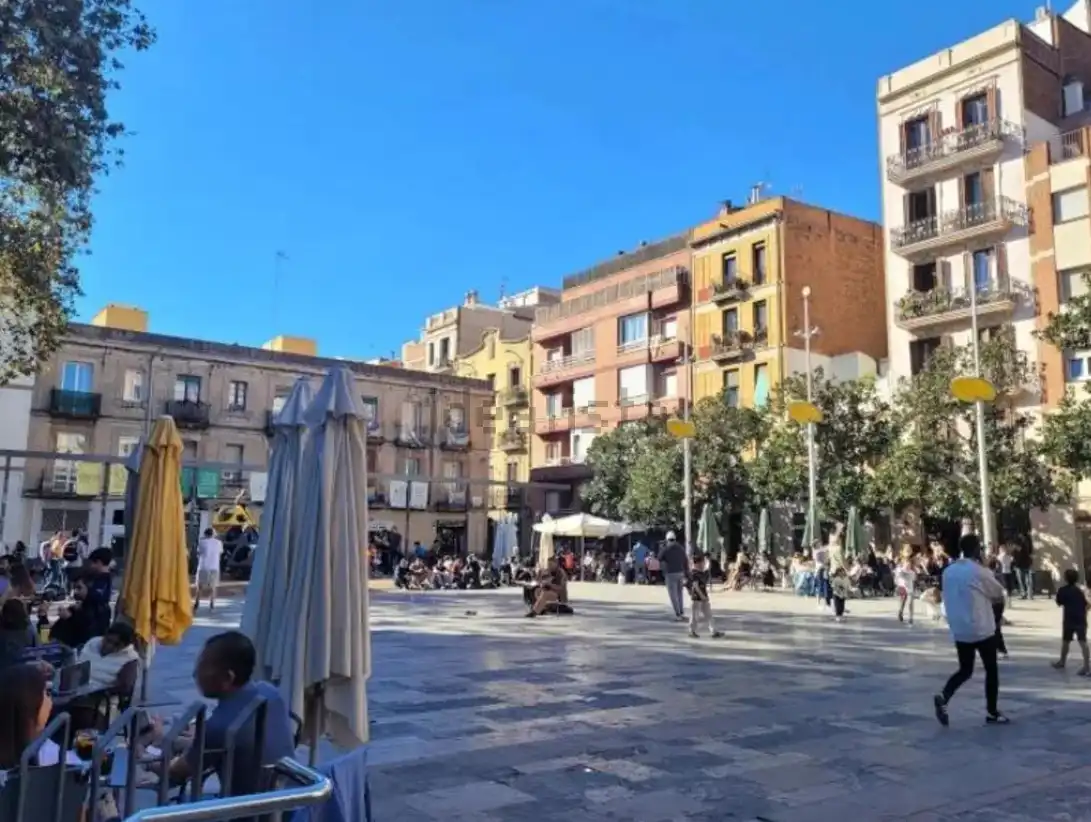 Vista exterior de Edifici en venda en Barcelona
