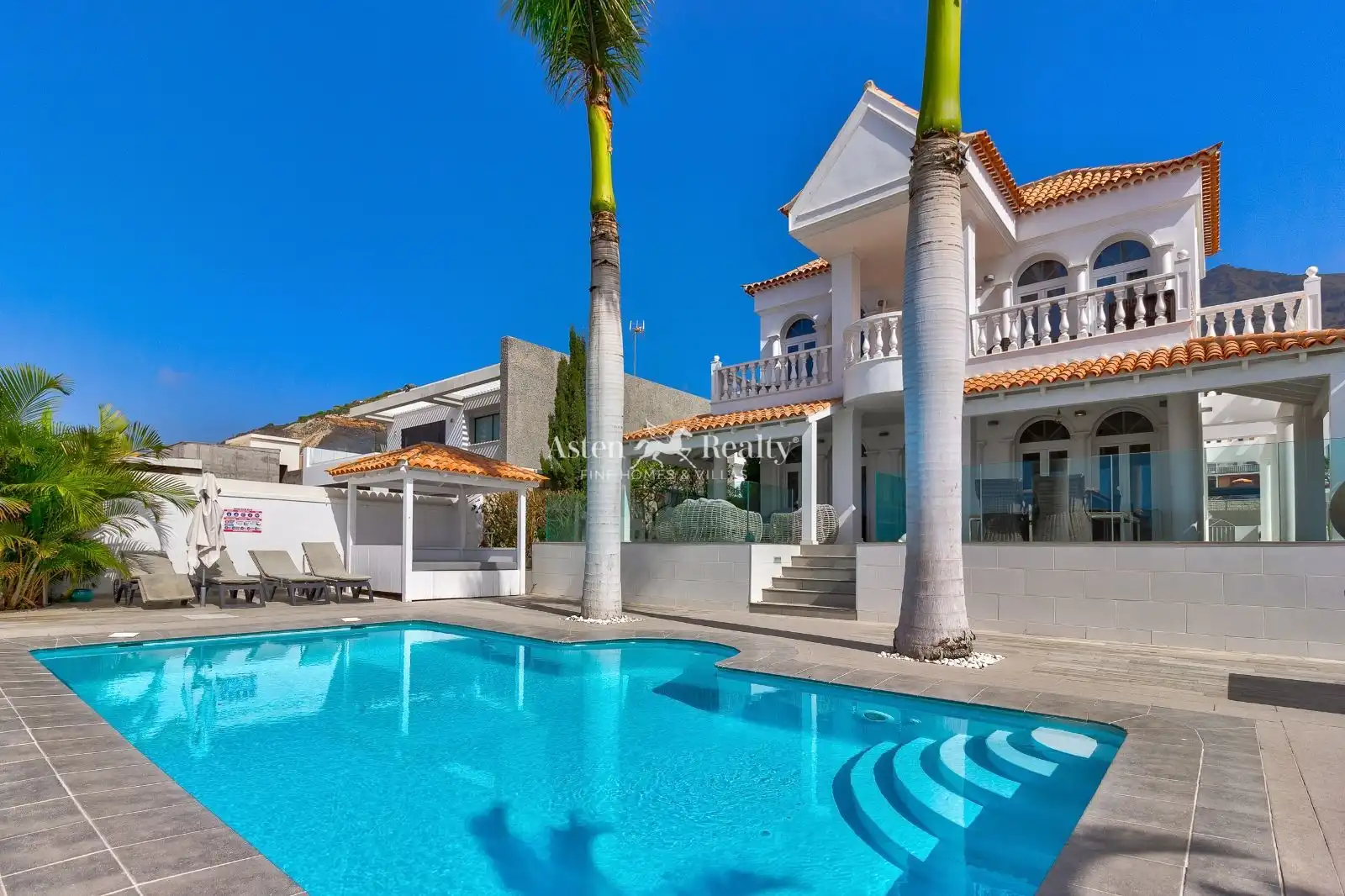 House with pool for sale in Sabina 10