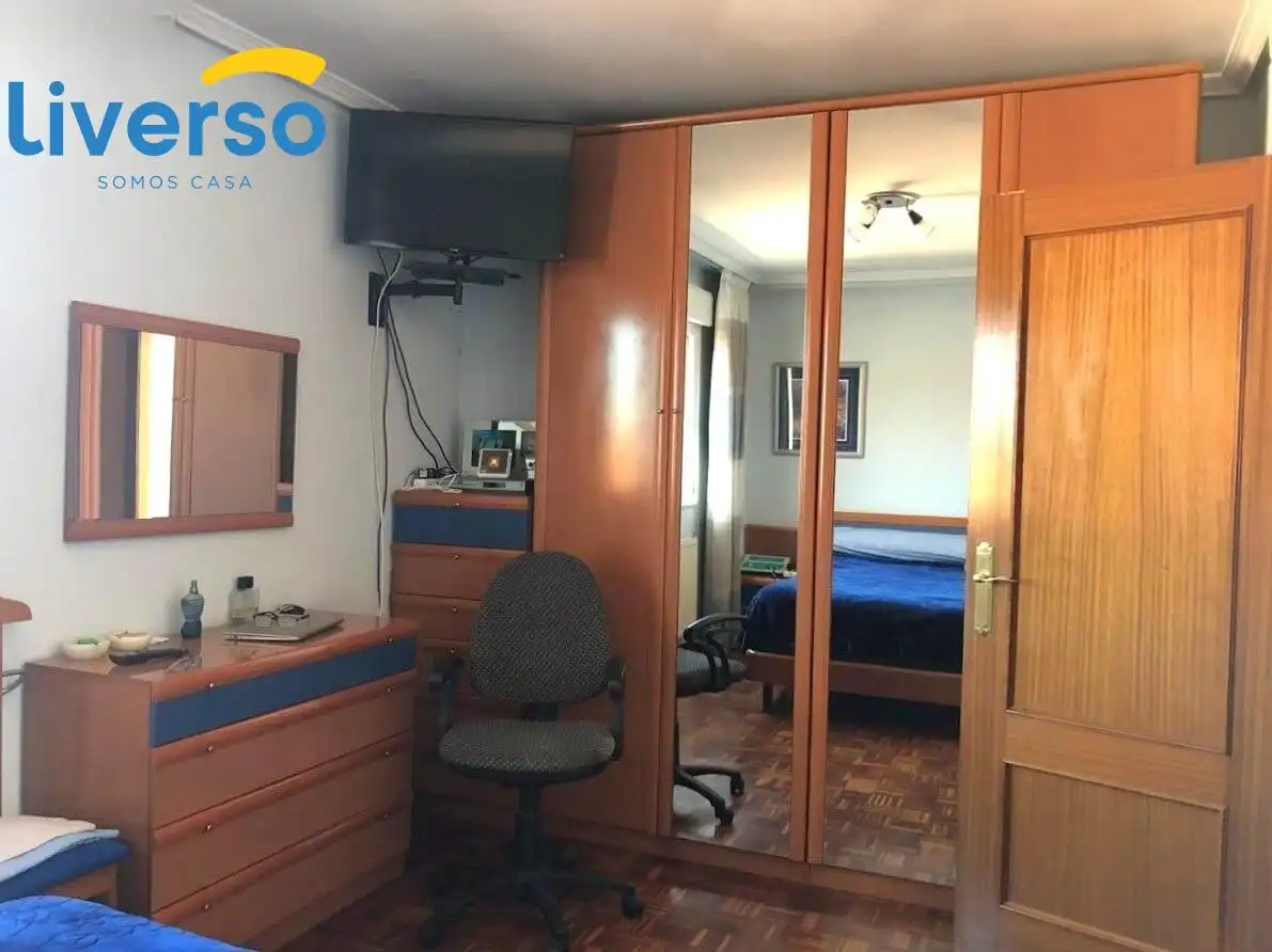 Dormitori de Casa adosada en venda en Alfoz de Quintanadueñas amb Calefacció, Parquet i Terrassa