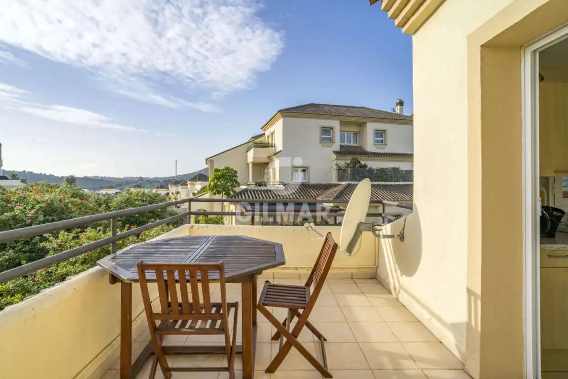 Terrasse von Maisonette zum Verkauf in Sotogrande mit Heizung, Abstellraum und Schwimmbad