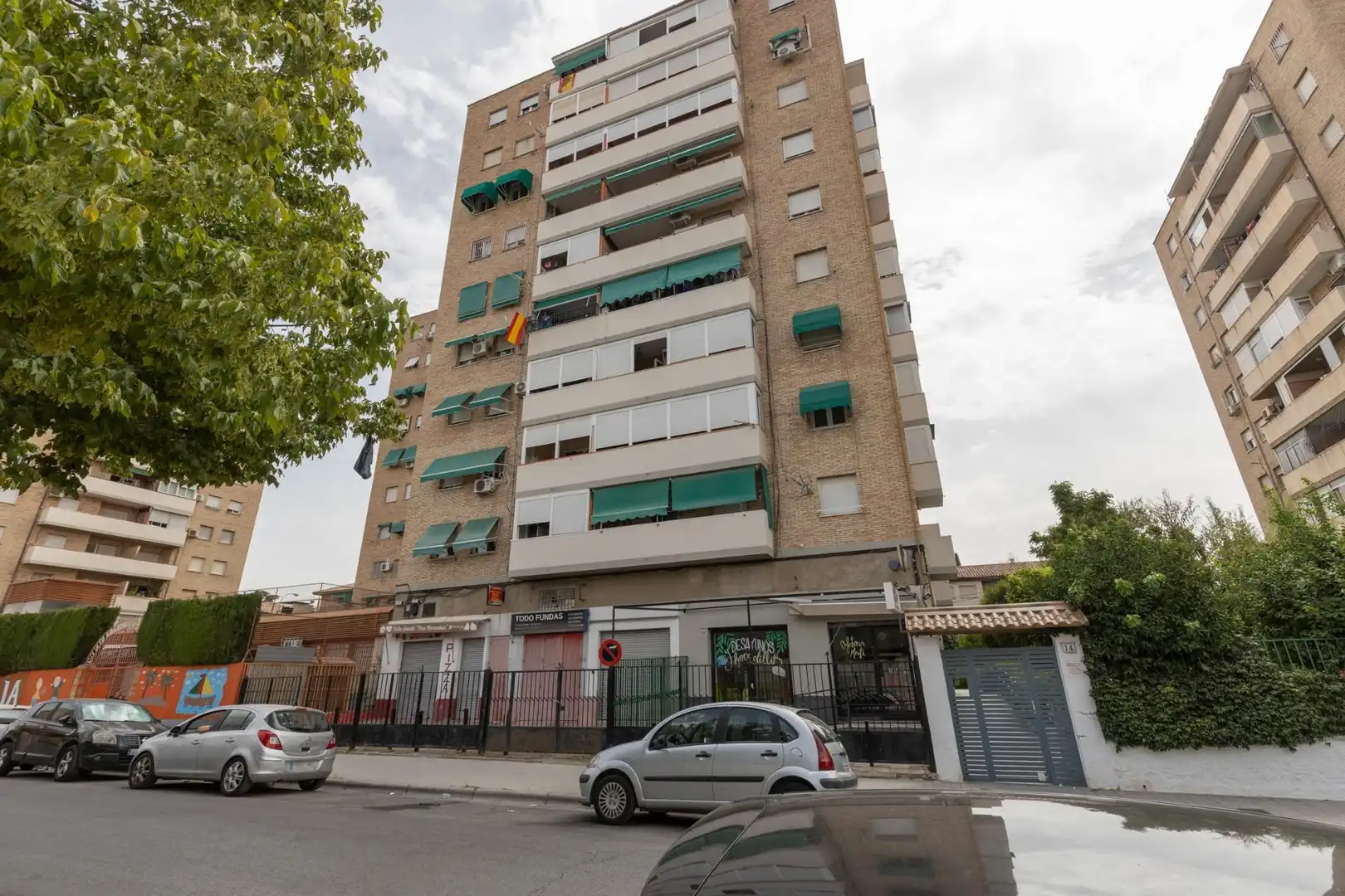 Vista exterior de Piso en venta en Granada con Terraza y Balcón