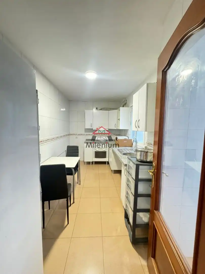 Küche von Wohnung zur Miete in Algeciras mit Waschmaschine, Mikrowelle und Balkon