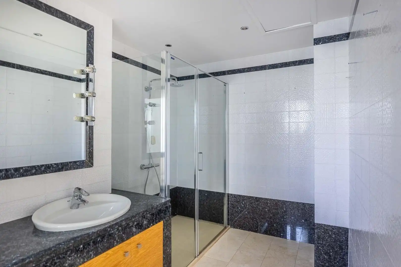 Baño de Casa o chalet en venta en Gelves con Jardín privado y Piscina comunitaria