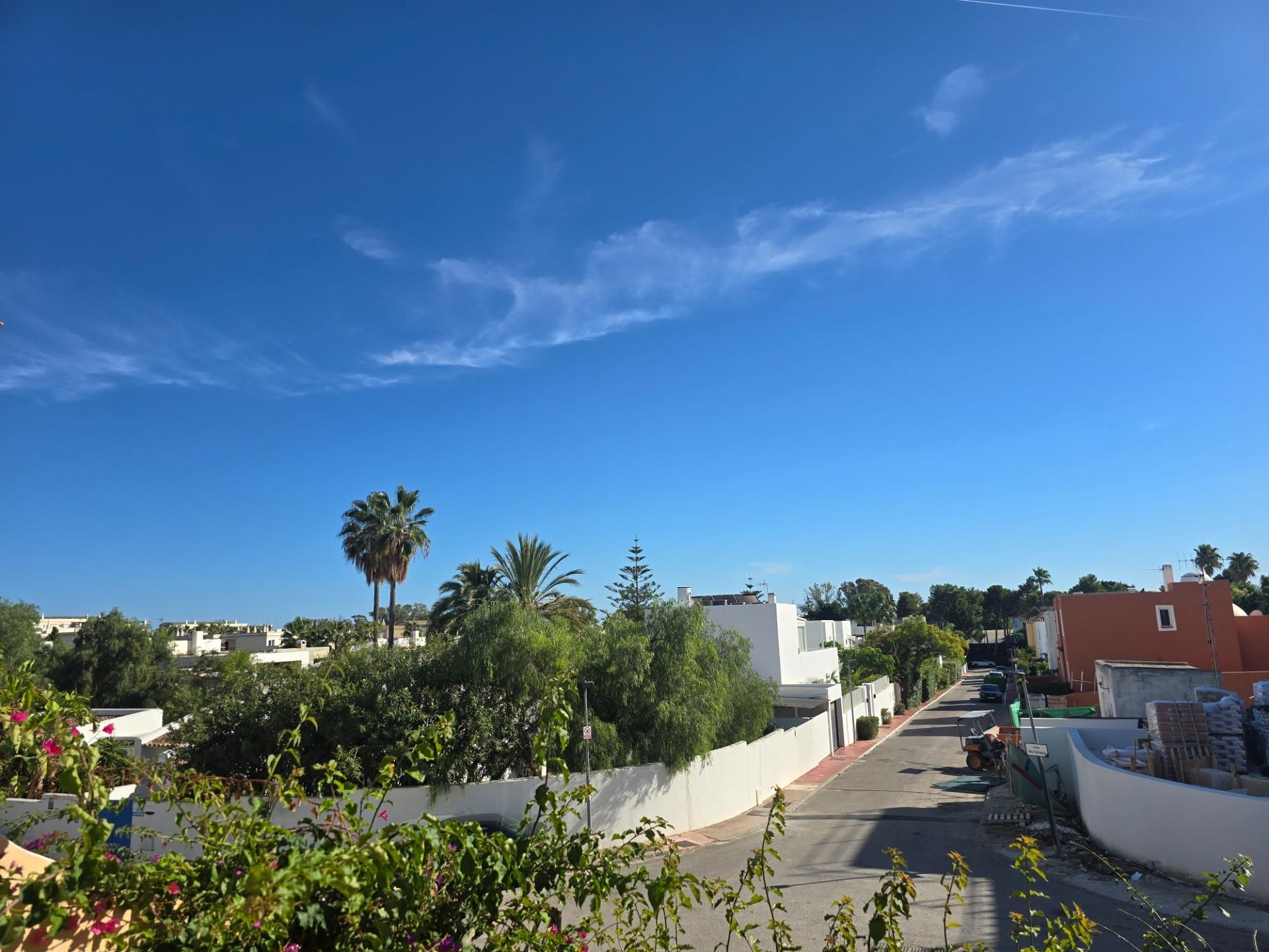 Vista exterior de Casa adosada en venda en Marbella amb Aire condicionat, Jardí privat i Terrassa