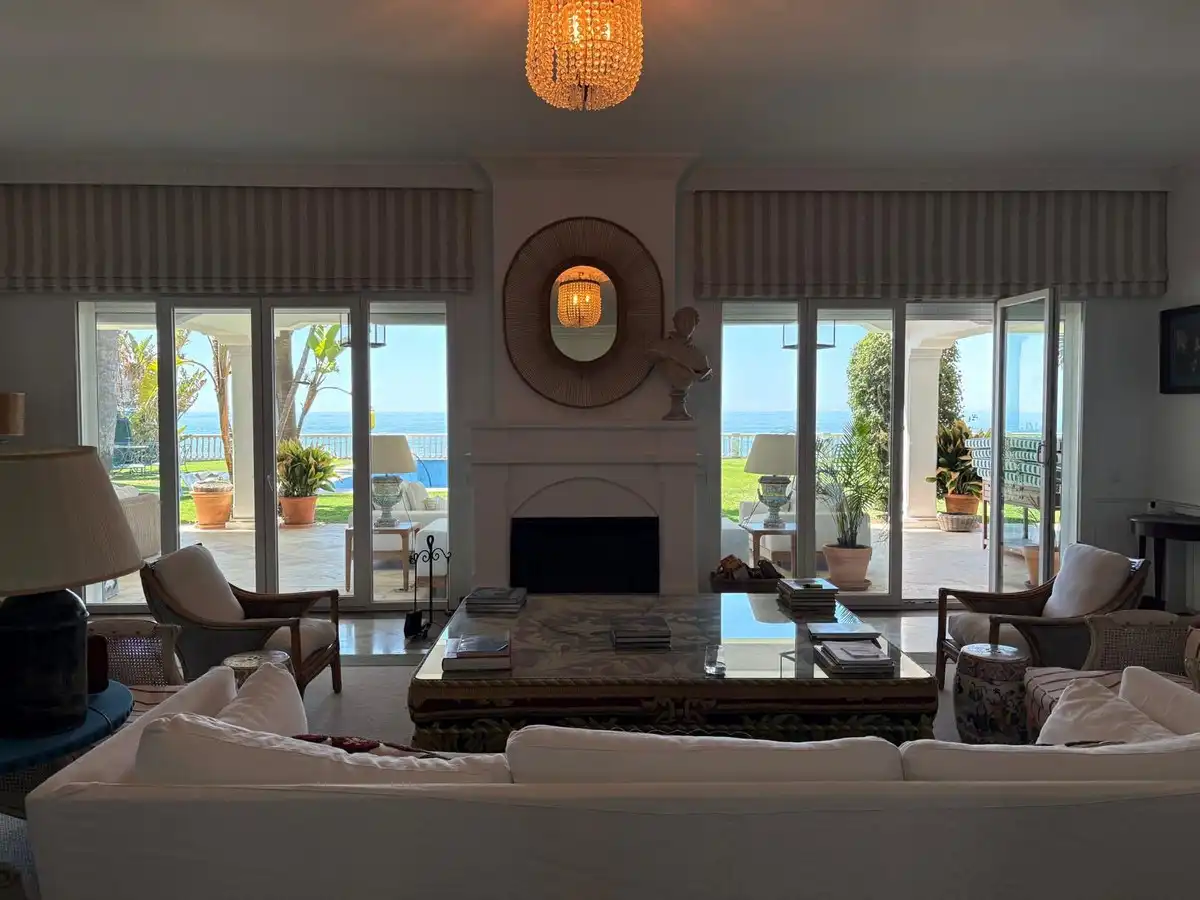Sala d'estar de Casa o xalet de lloguer en Estepona amb Aire condicionat, Jardí privat i Terrassa