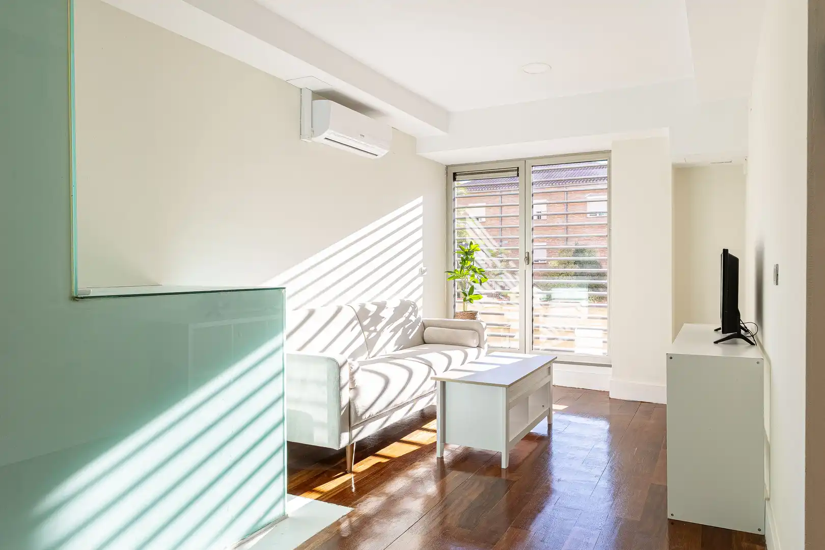 Sala d'estar de Dúplex en venda en Madrid amb Calefacció i Parquet