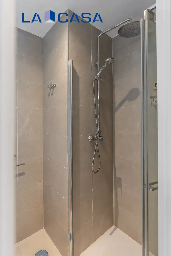 Bathroom of Flat for sale in Madrid