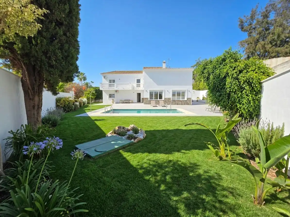 Vista exterior de Casa o xalet de lloguer en Marbella amb Jardí privat, Terrassa i Piscina