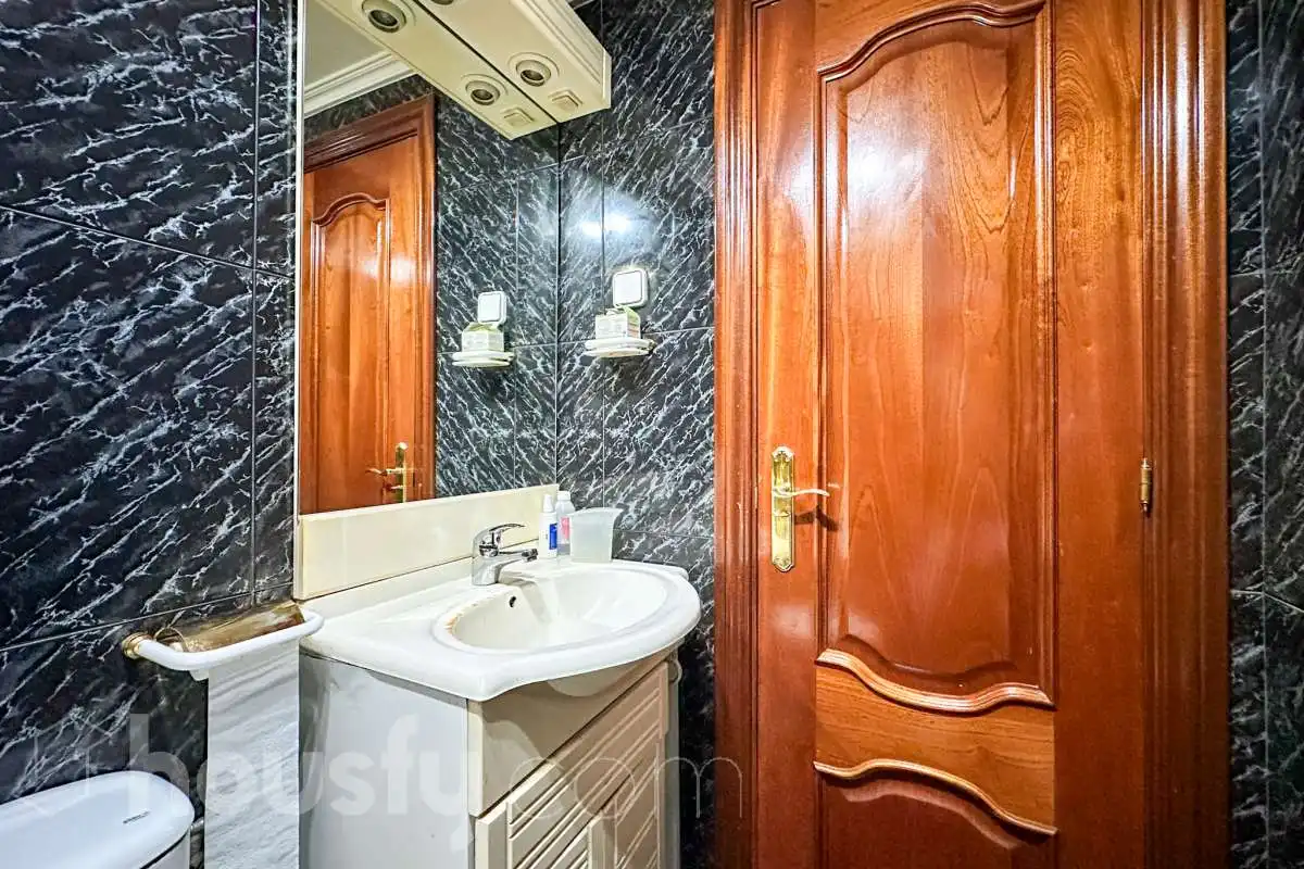 Bathroom of Flat for sale in Móstoles  with Air Conditioner, Terrace and Storage room