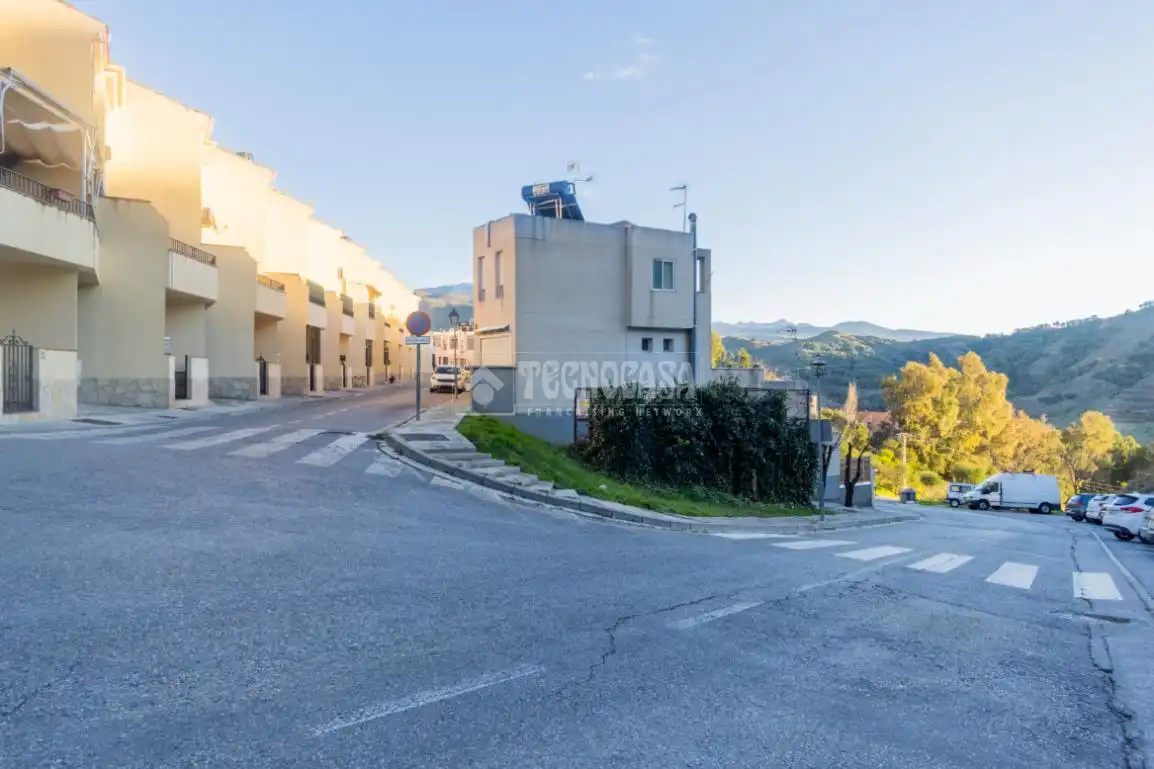 Vista exterior de Casa adosada en venda en Cenes de la Vega amb Terrassa