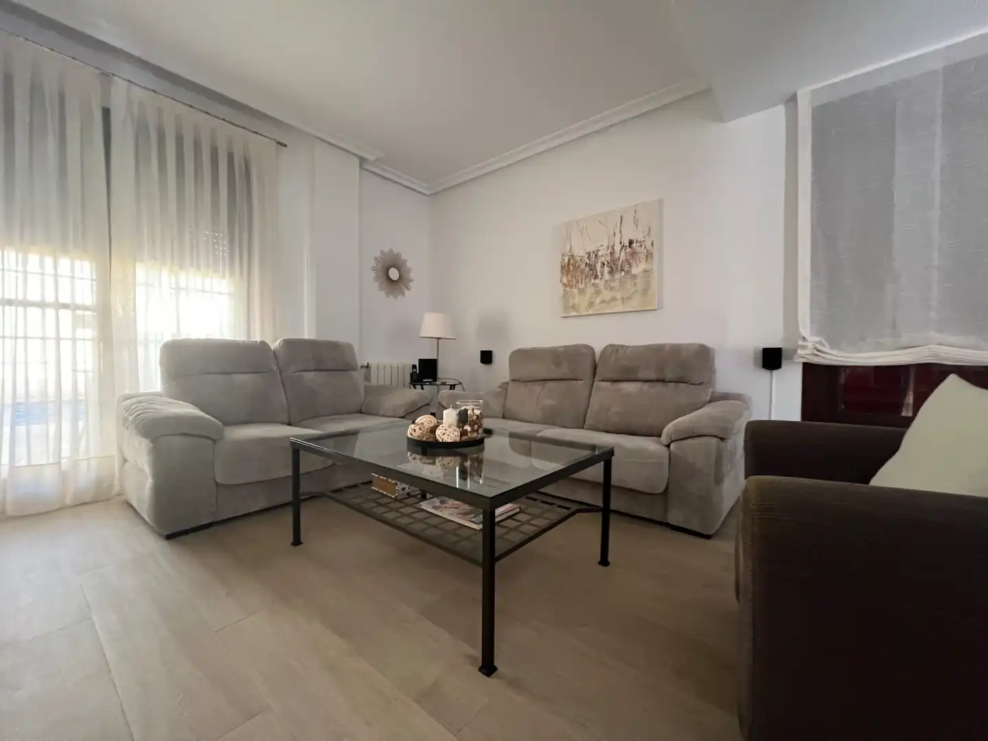 Sala d'estar de Casa adosada en venda en Espartinas amb Aire condicionat, Calefacció i Jardí privat