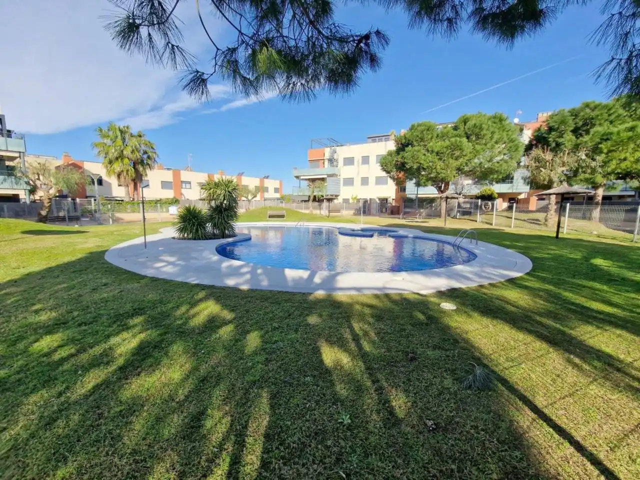 Piscina de Pis de lloguer en Cubelles amb Aire condicionat, Calefacció i Jardí privat