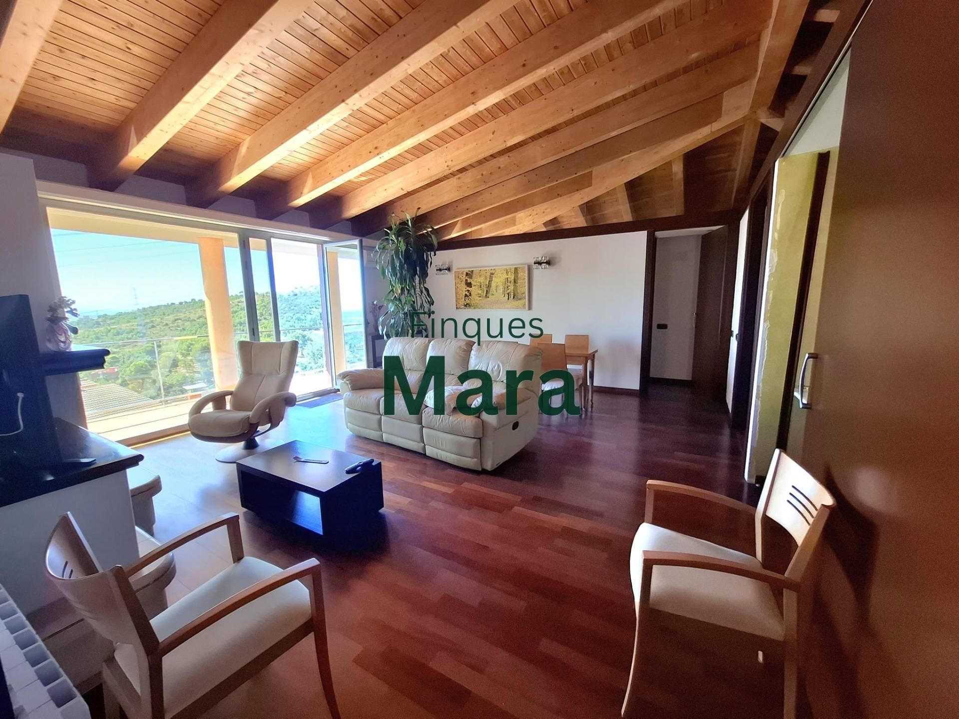 Sala d'estar de Casa o xalet en venda en Sant Boi de Llobregat amb Aire condicionat, Calefacció i Jardí privat