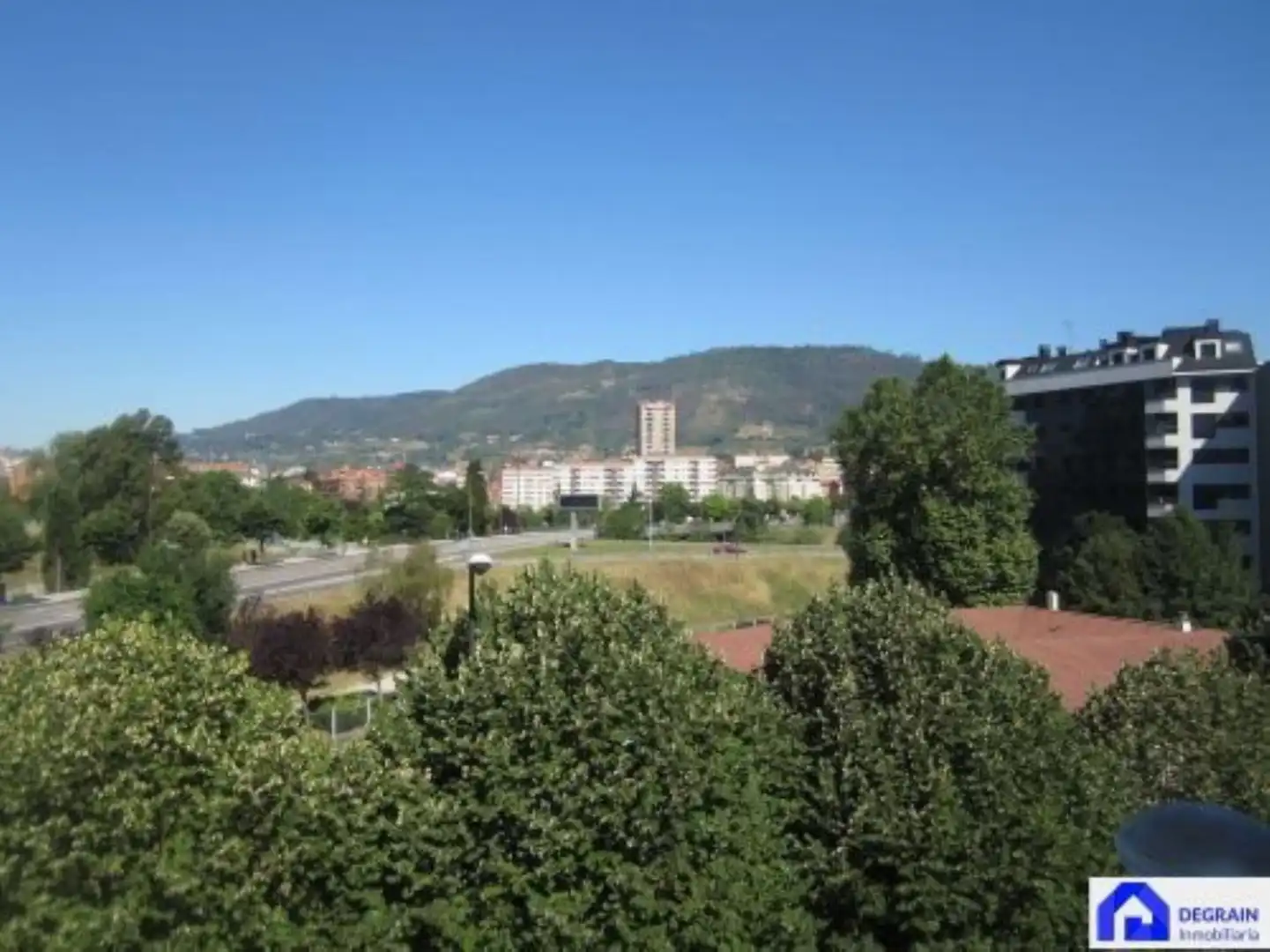 Vista exterior de Local de alquiler en Oviedo 