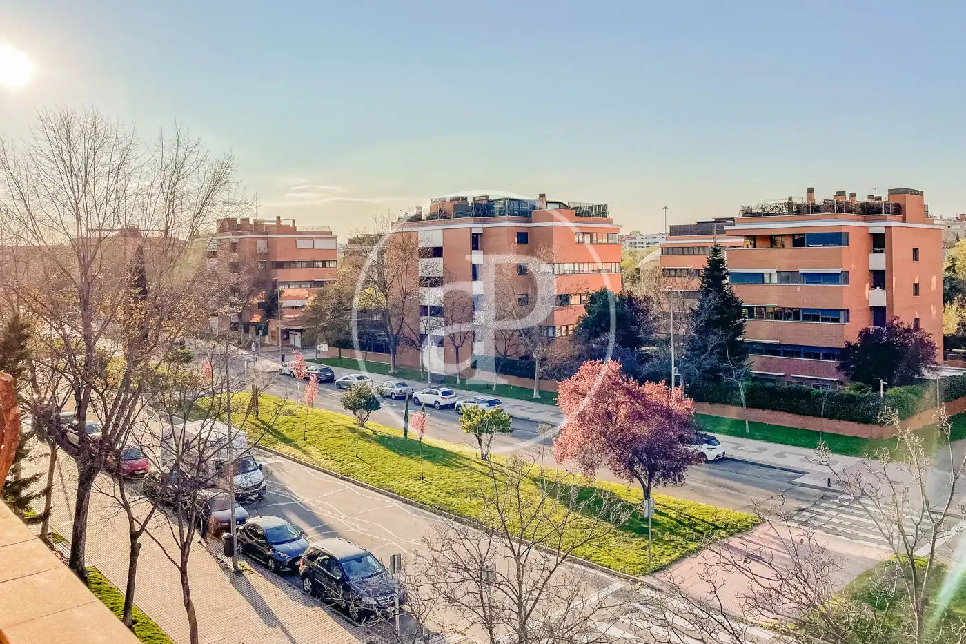 Außenansicht von Wohnung zum Verkauf in La Moraleja mit Klimaanlage, Heizung und Privatgarten