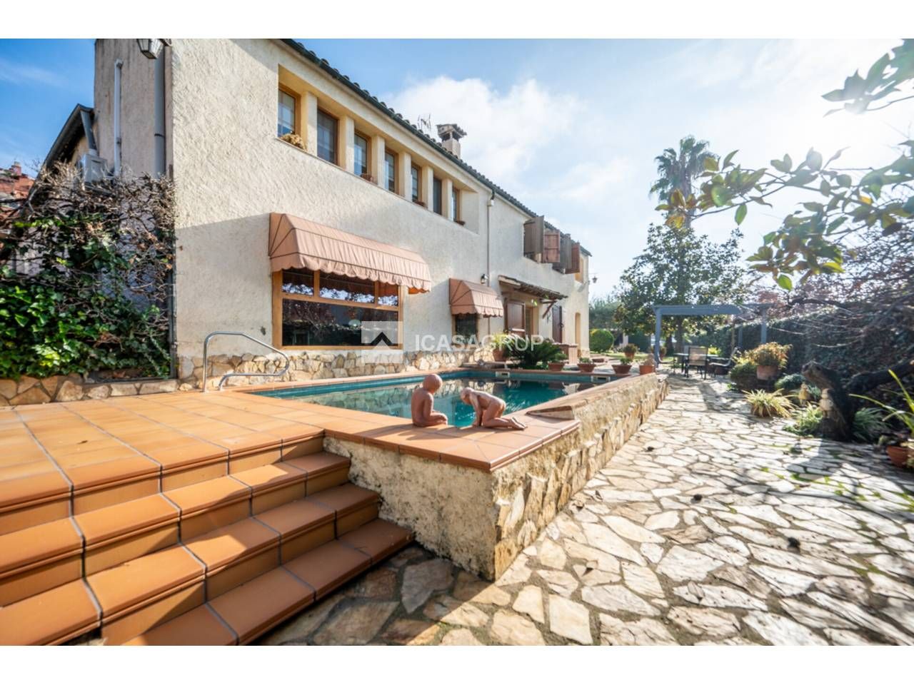 Vista exterior de Casa o xalet en venda en Rubí amb Calefacció, Jardí privat i Terrassa