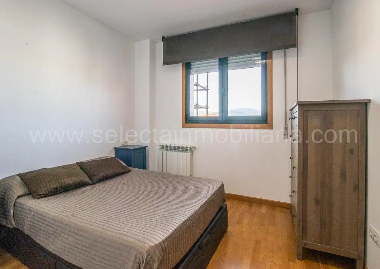 Dormitori de Apartament de lloguer en Pontevedra Capital  amb Calefacció, Traster i Moblat