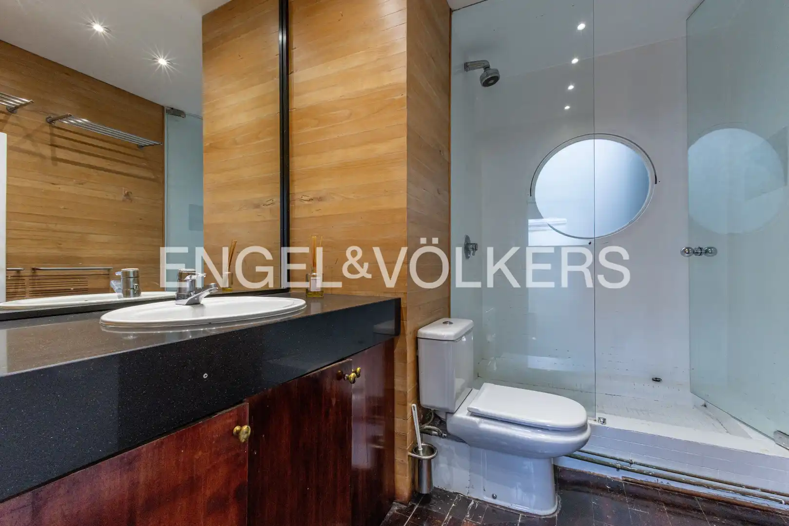 Bathroom of Attic for sale in Madrid  with Air Conditioner and Heating