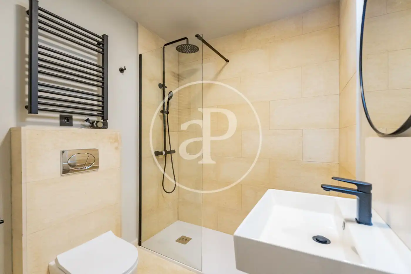 Bathroom of Flat for sale in Madrid  with Air Conditioner, Heating and Storage room