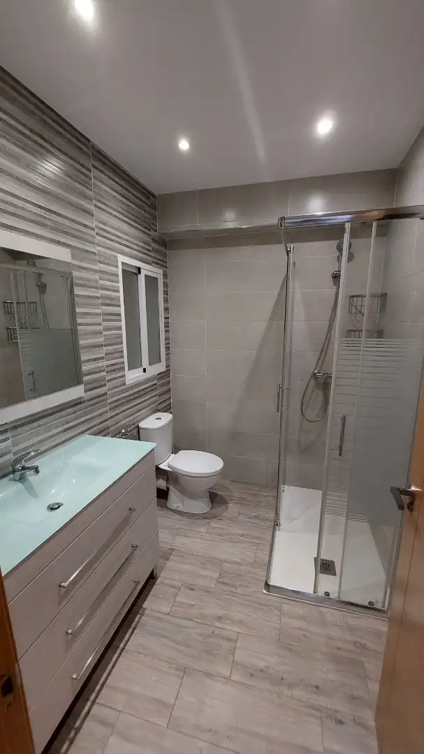 Bathroom of Flat for rent in Plasencia  with Air Conditioner, Heating and Furnished