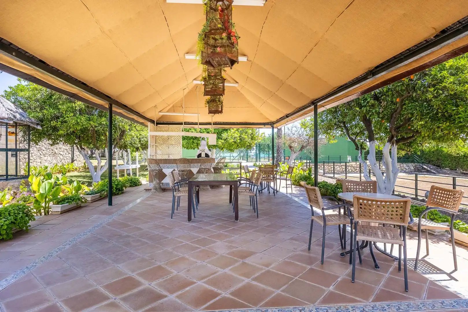 Terrassa de Finca rústica en venda en Sanlúcar la Mayor amb Calefacció, Jardí privat i Terrassa