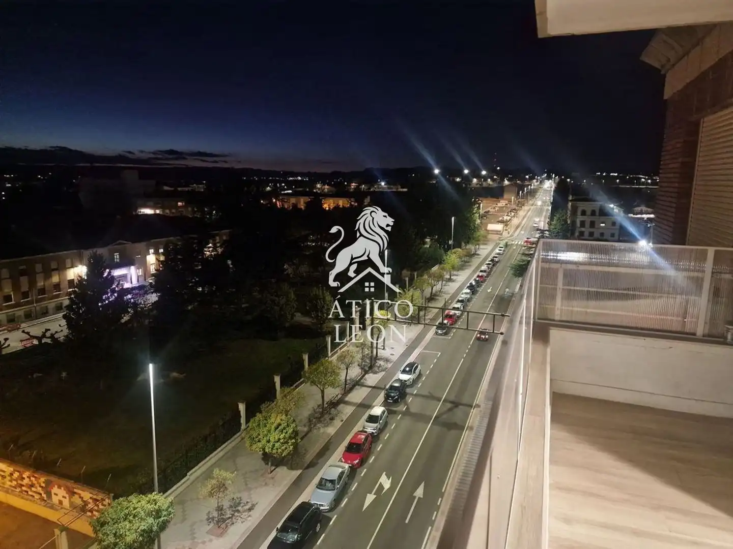 Vista exterior de Àtic en venda en León Capital  amb Calefacció, Parquet i Terrassa