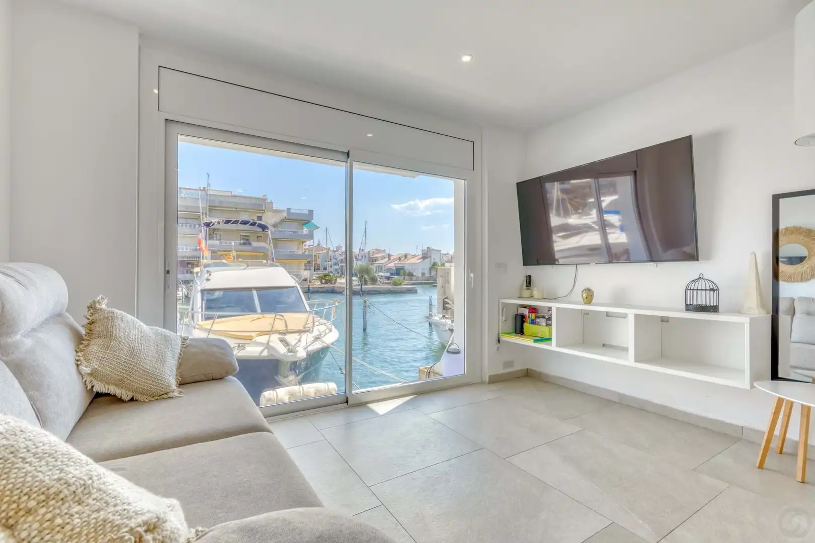 Wohnzimmer von Einfamilien-Reihenhaus zum Verkauf in Empuriabrava mit Klimaanlage, Heizung und Terrasse