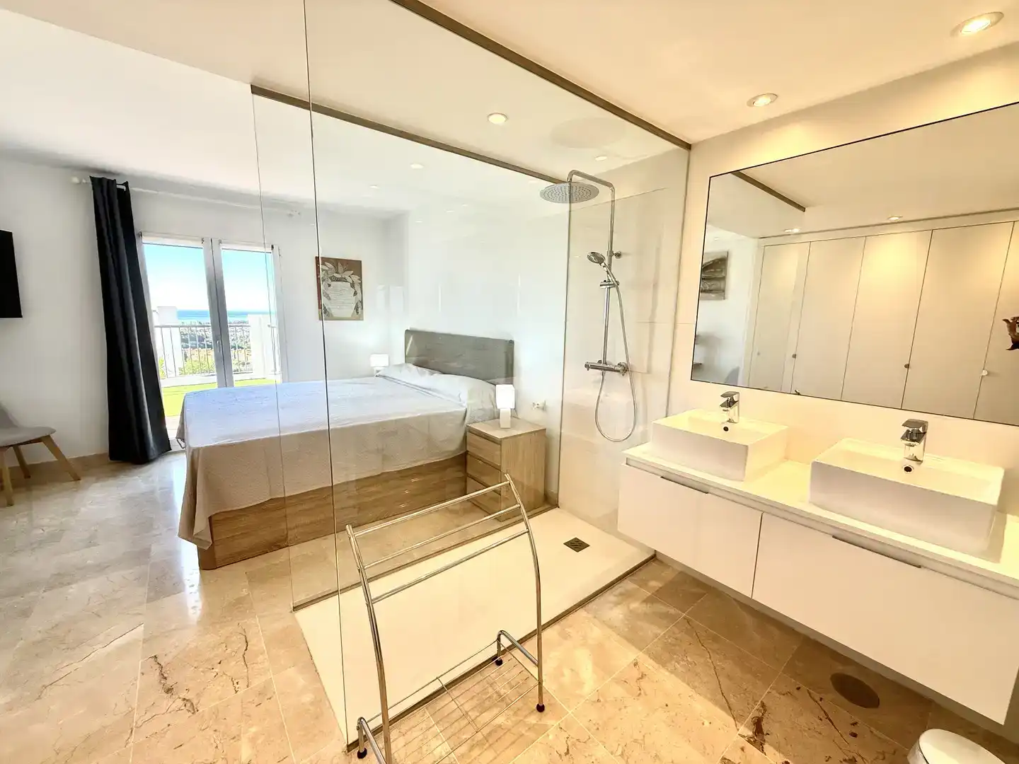 Bathroom of Flat for sale in Benahavís  with Air Conditioner and Swimming Pool