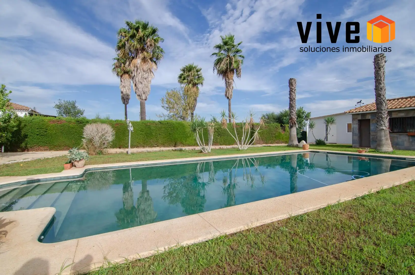 Piscina de Casa o xalet en venda en La Rinconada amb Aire condicionat, Calefacció i Jardí privat