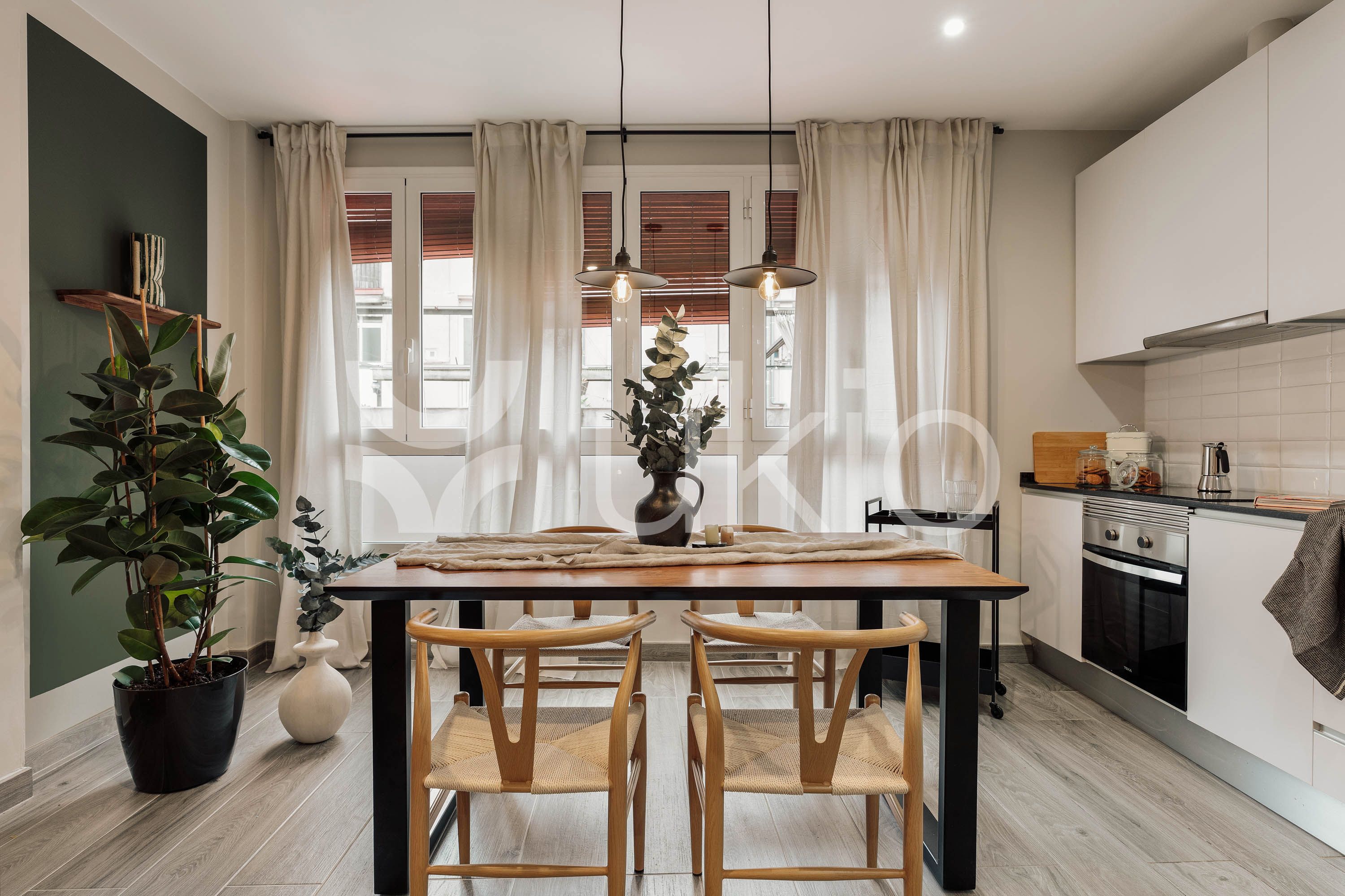 Menjador de Apartament de lloguer en  Barcelona Capital amb Aire condicionat, Calefacció i Moblat