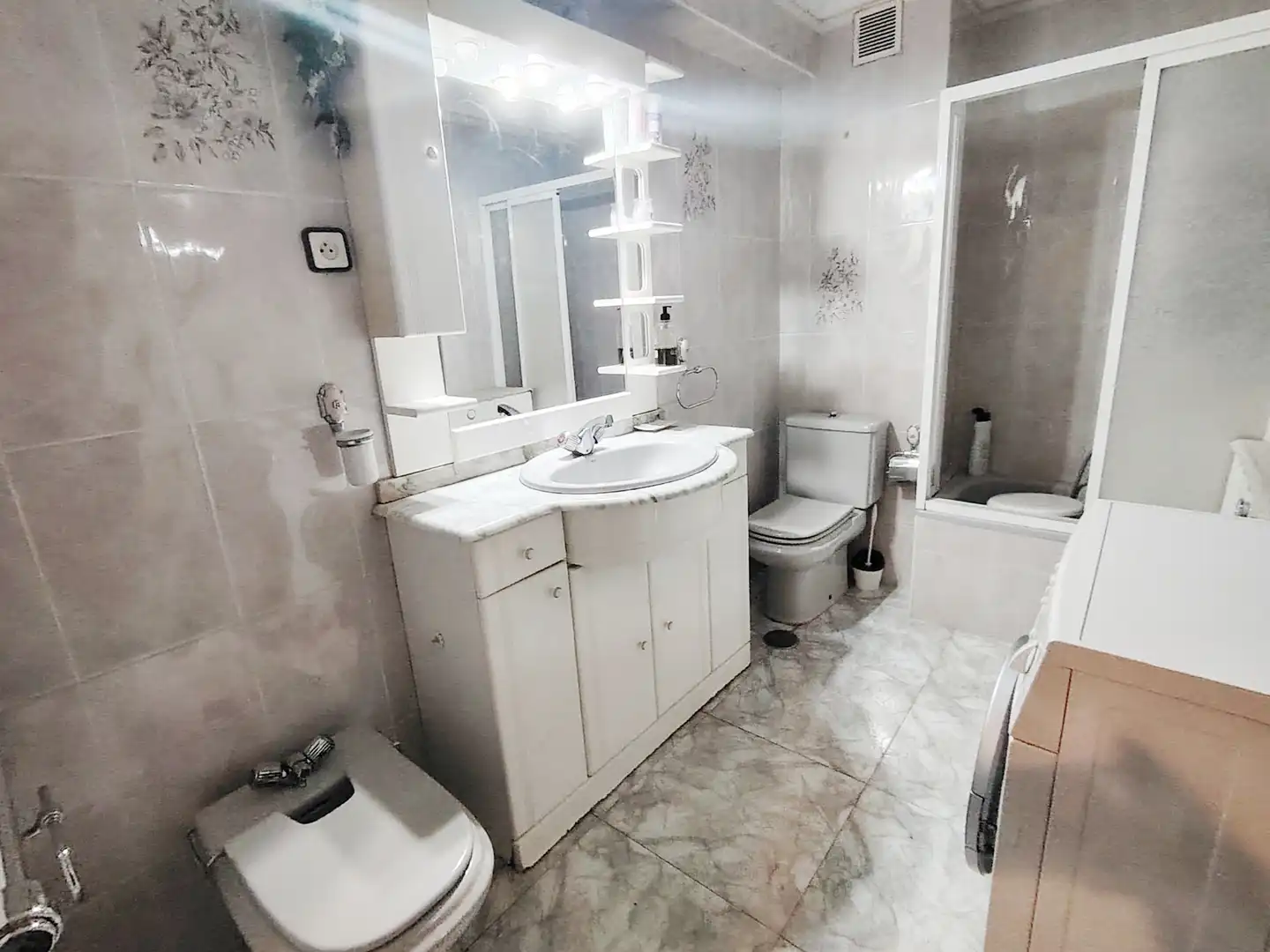 Bathroom of Flat for sale in Gijón   with Heating, Parquet flooring and Storage room