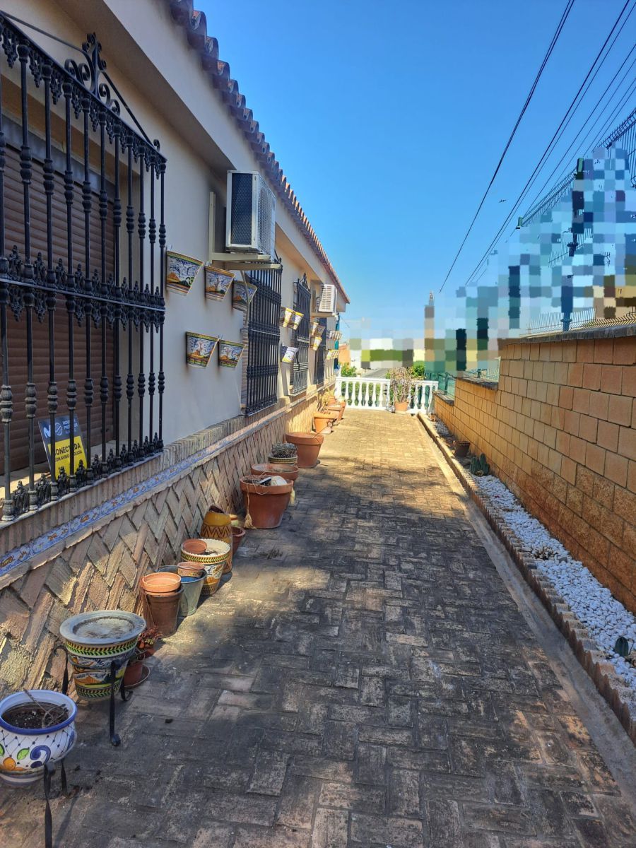 Exterior view of House or chalet for sale in Alcalá de Guadaira  with Air Conditioner