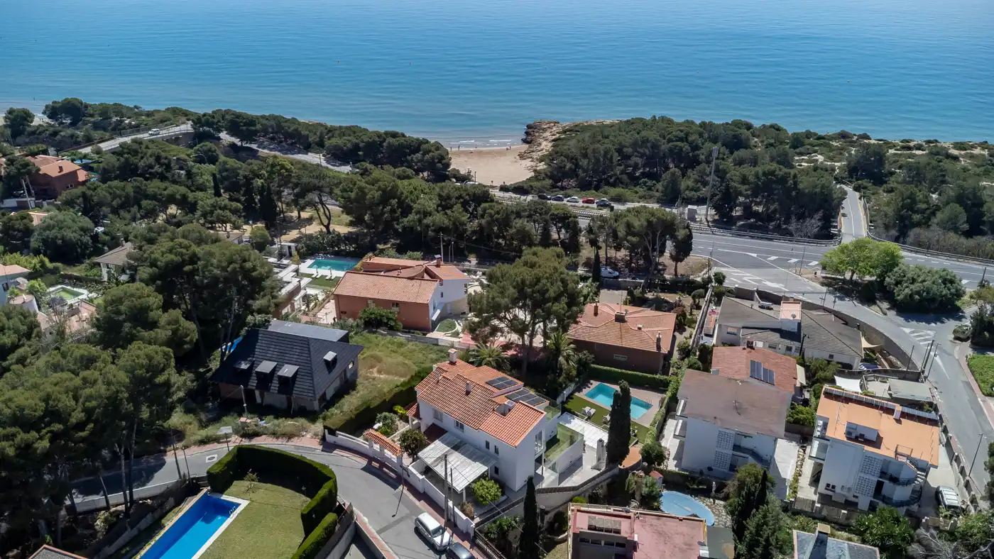 Vista exterior de Casa adosada en venda en Tarragona amb Aire condicionat, Calefacció i Jardí privat