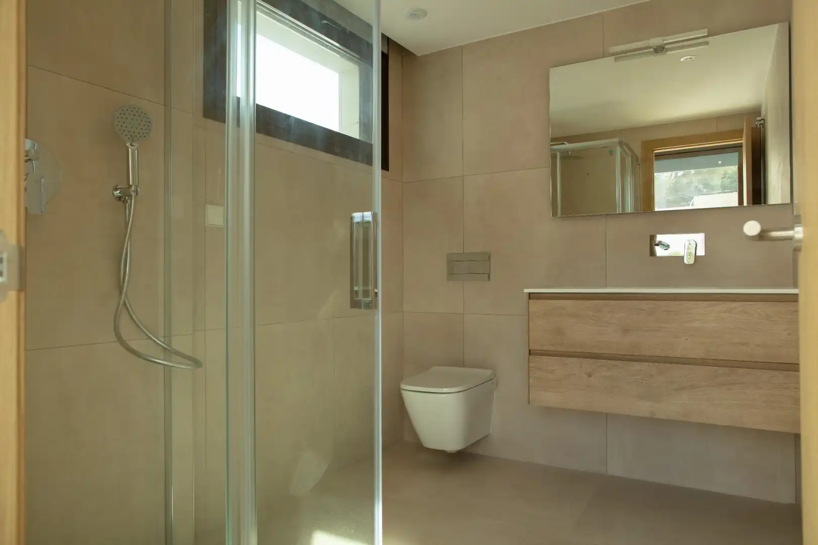 Baño de Casa adosada de alquiler en Rocafort con Aire acondicionado, Calefacción y Jardín privado