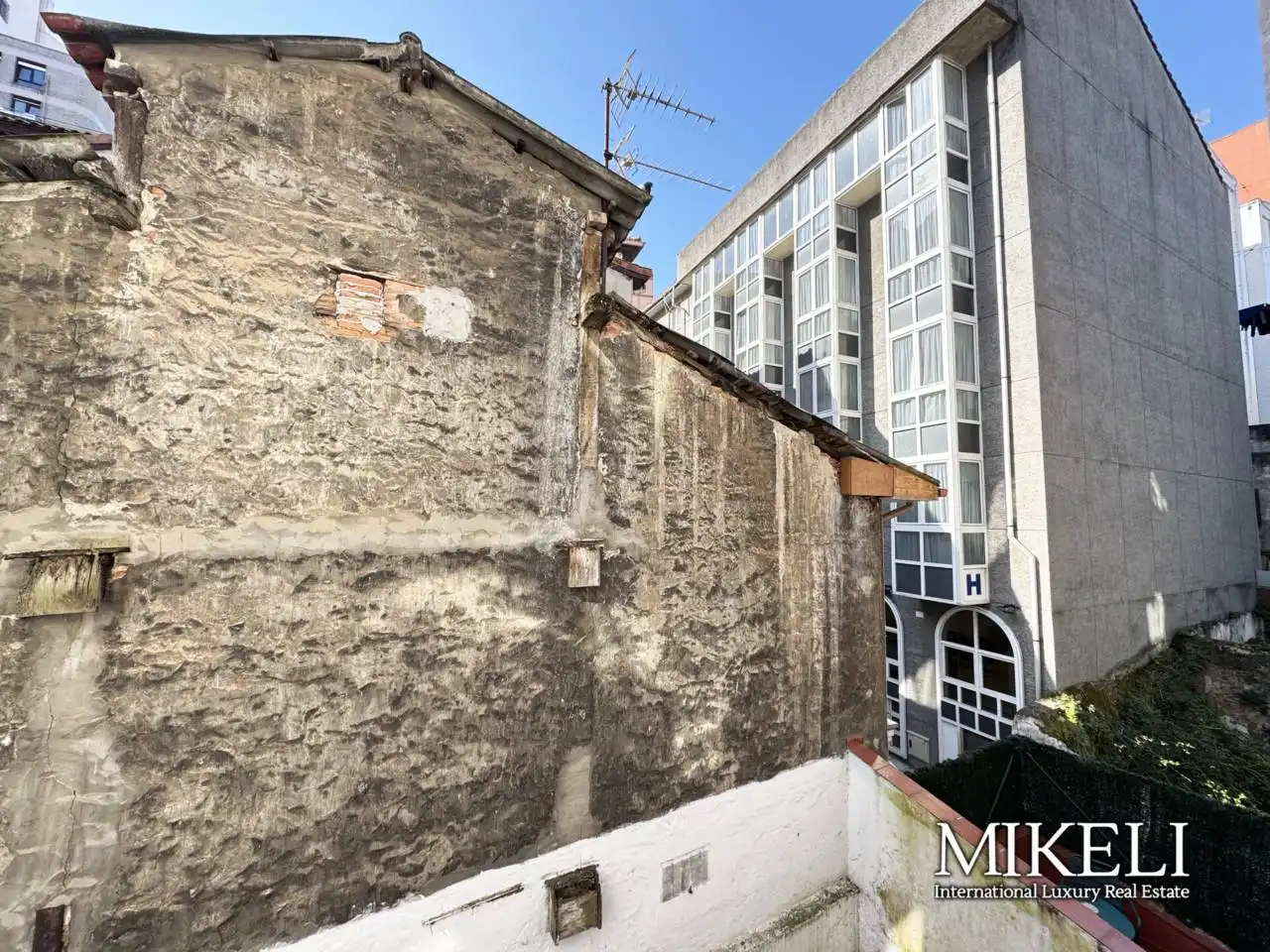 Vista exterior de Edificio en venta en Santander