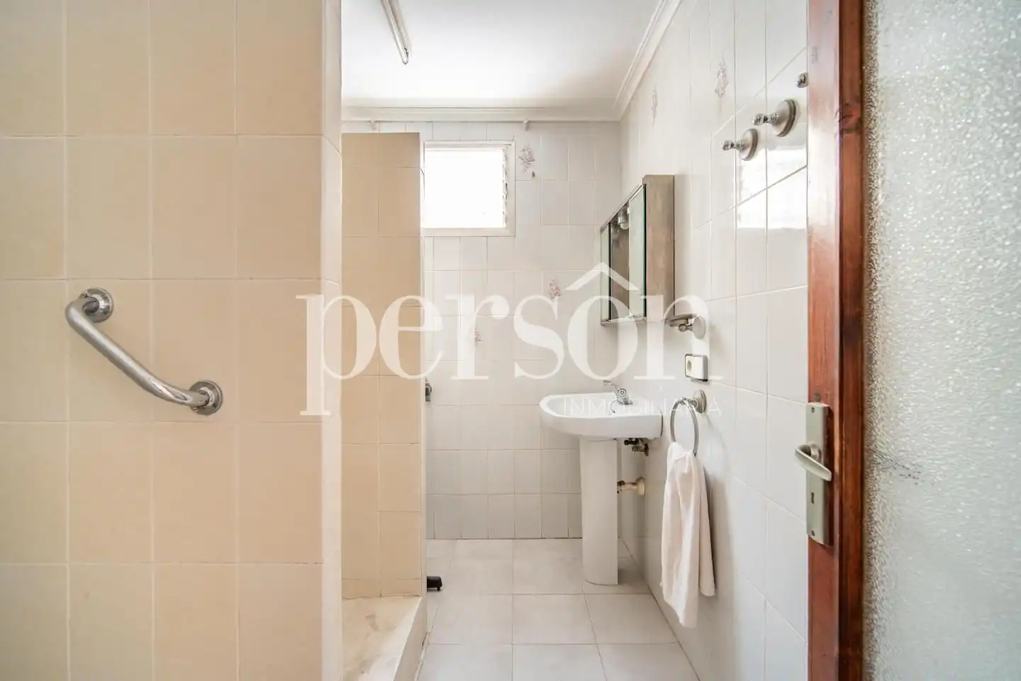 Baño de Piso en venta en Valencia con Aire acondicionado, Terraza y Amueblado