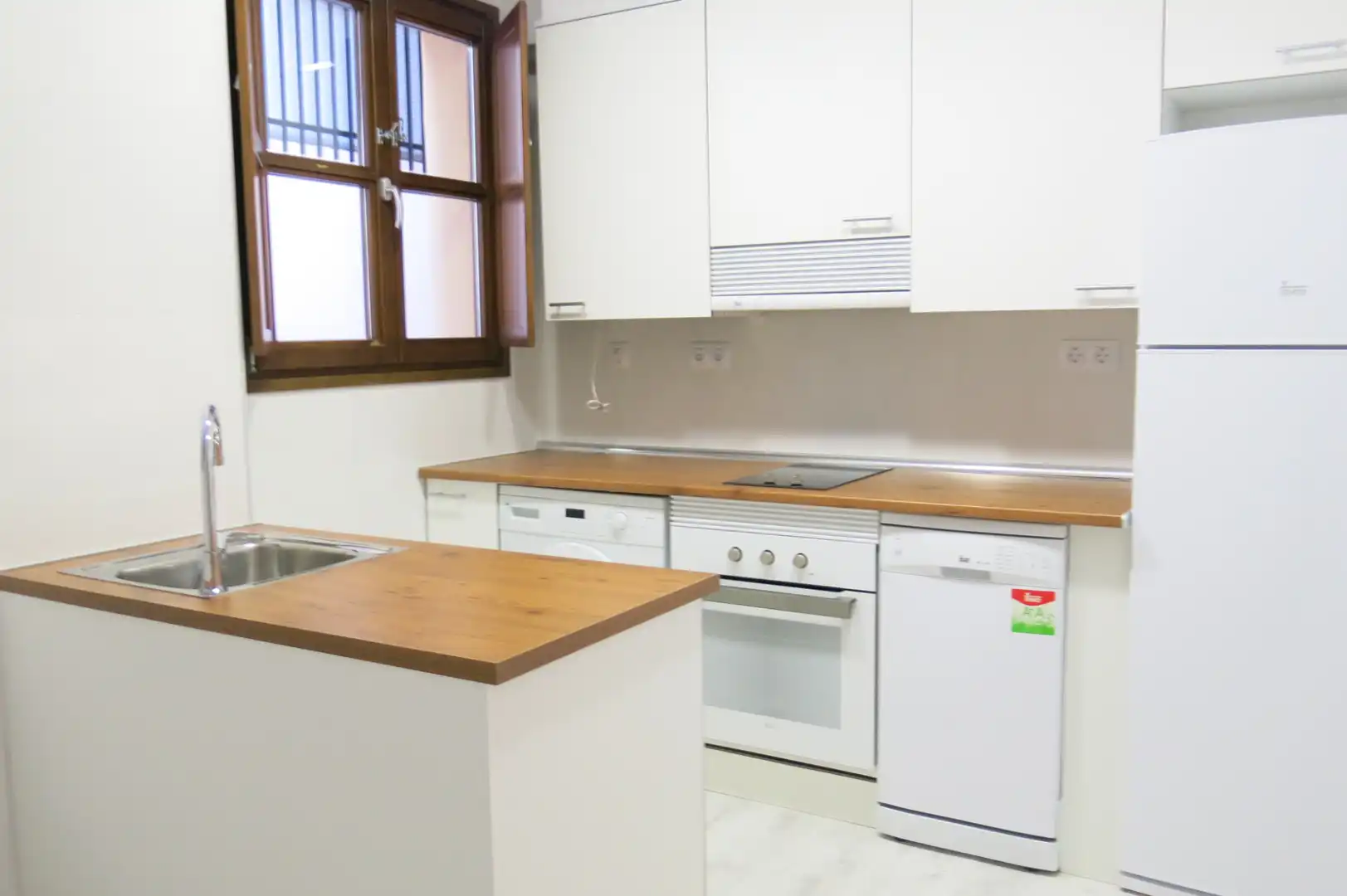 Cuina de Pis de lloguer en Madrid amb Aire condicionat, Calefacció i Forn