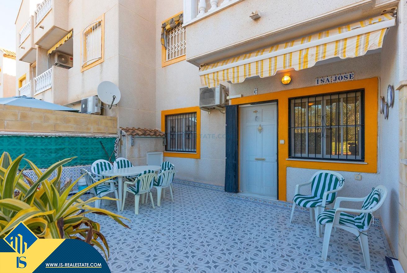 Vista exterior de Casa o xalet en venda en Torrevieja amb Aire condicionat, Calefacció i Jardí privat