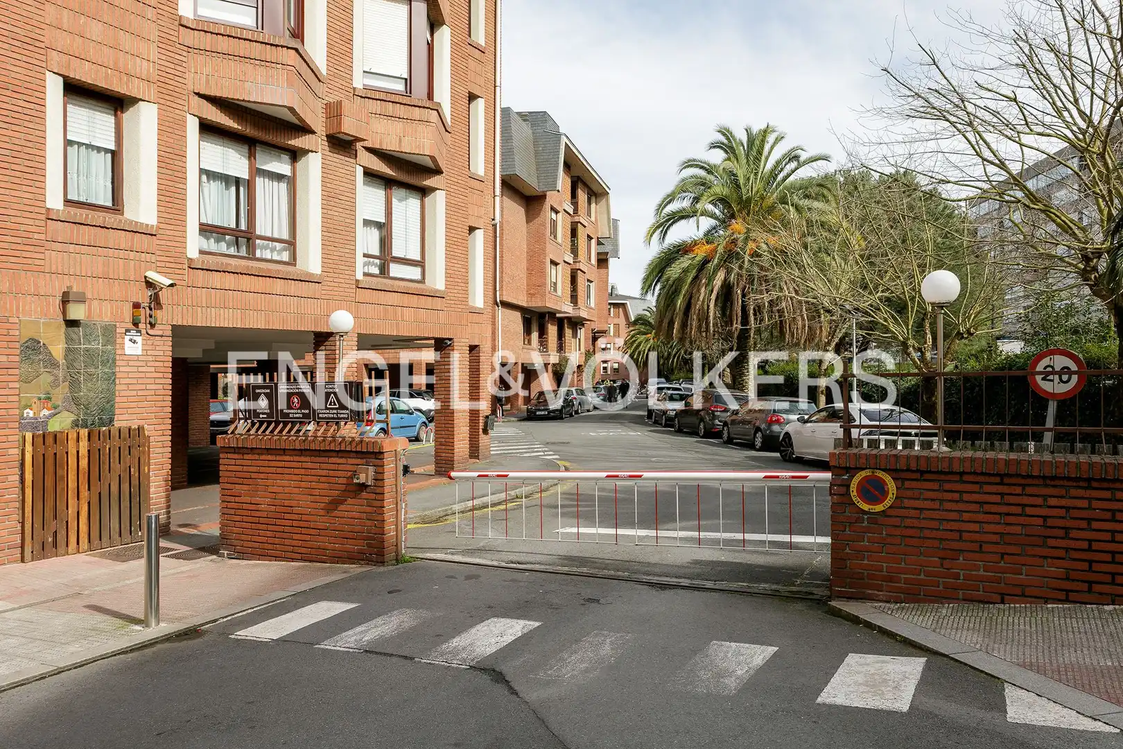 Vista exterior de Pis de lloguer en Getxo  amb Calefacció, Jardí privat i Parquet
