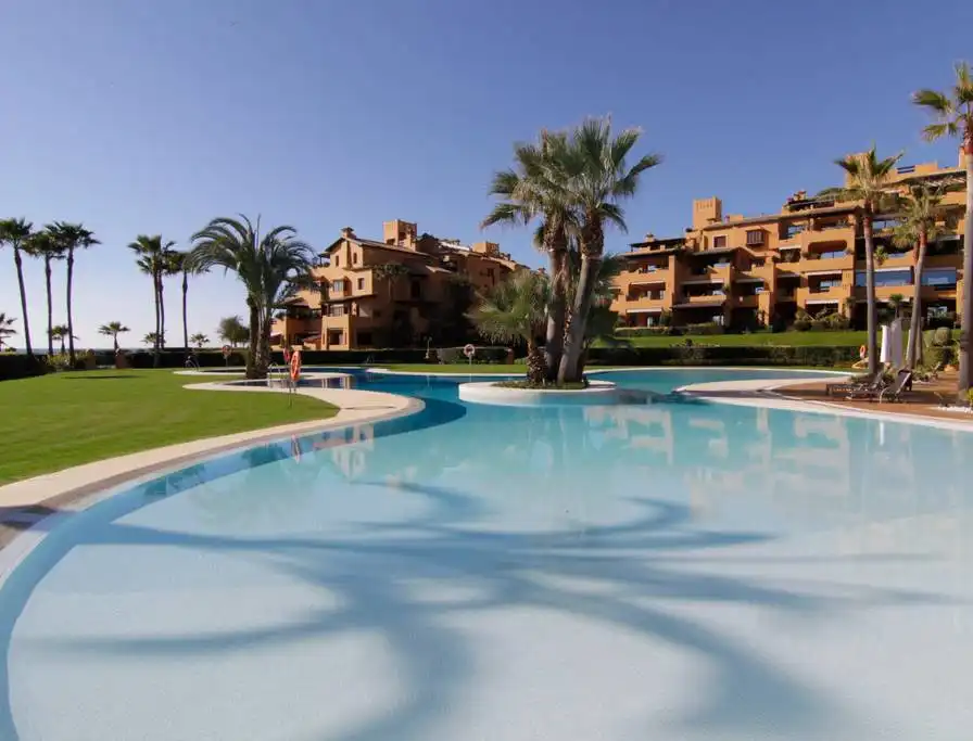 Piscina de Planta baixa de lloguer en Estepona amb Aire condicionat, Terrassa i Piscina